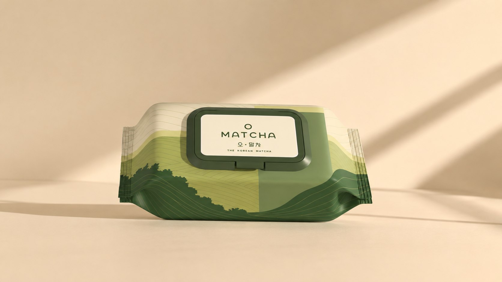 따뜻한 햇살 아래 놓인 O MATCHA 대용량 메이크업 클렌징 티슈