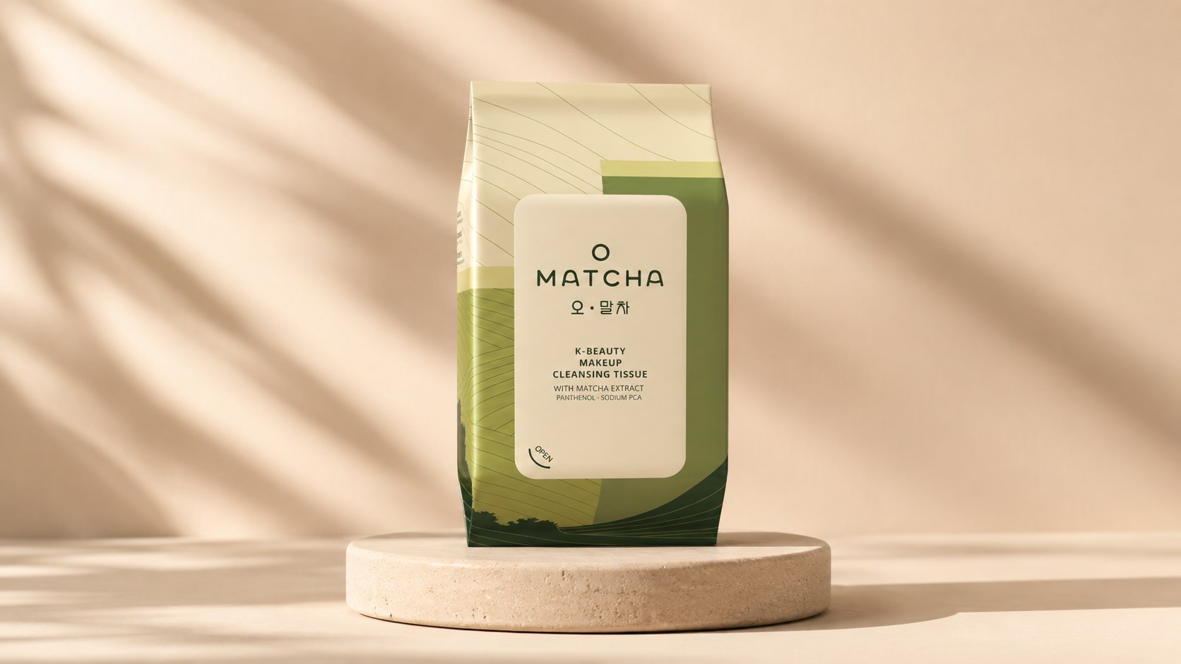 따뜻한 햇살 아래 석재 받침에 놓인 O MATCHA 휴대용 클렌징 티슈